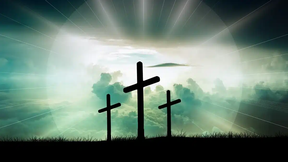 Simboli religiosi astratti e figure anonime a confronto