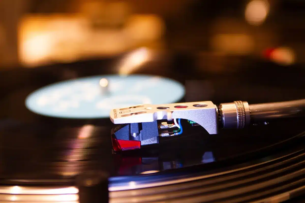Vinile e cuffie che evocano la colonna sonora pop e RnB del film