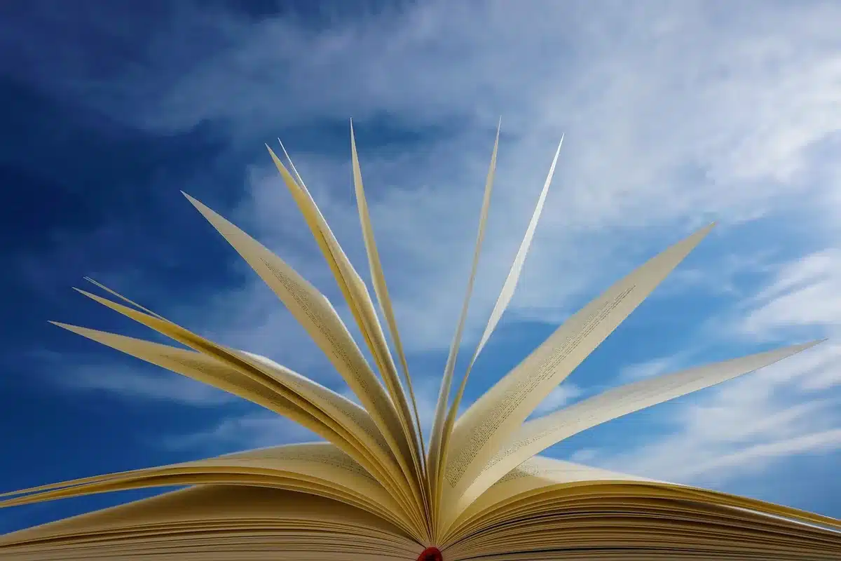 Laboratorio di lettura all'aperto con bambini e adulti che ascoltano
