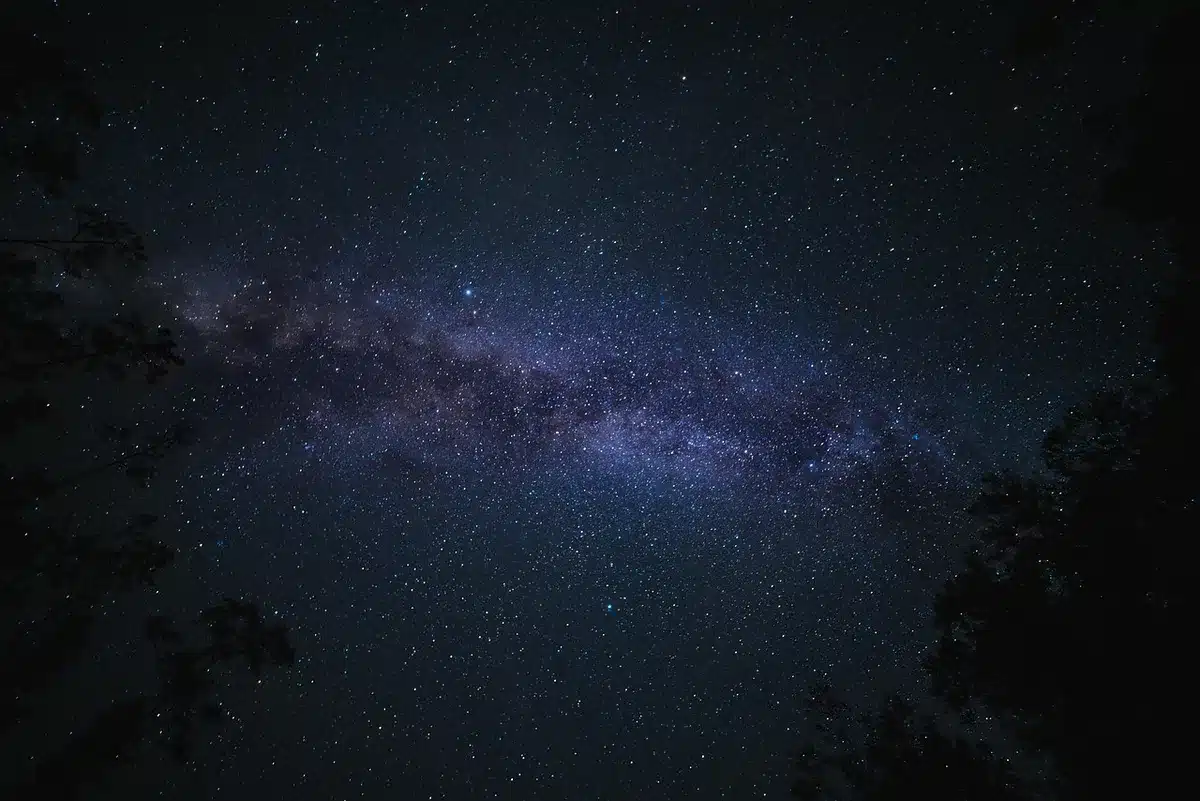 Sagome minacciose di cavalieri oscuri in lontananza