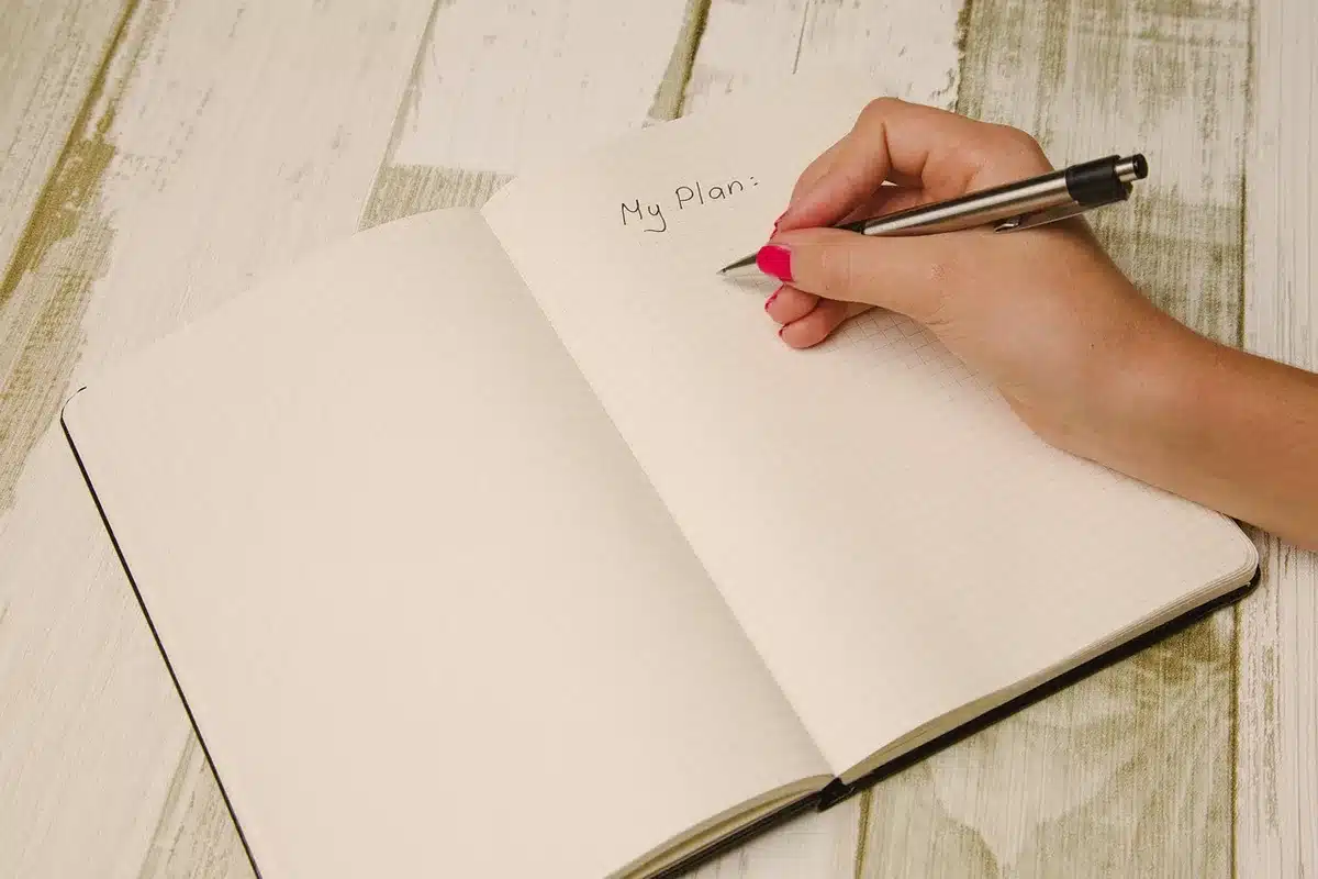 Pagina di copione stampata con note a margine che evoca la scrittura di Sorkin