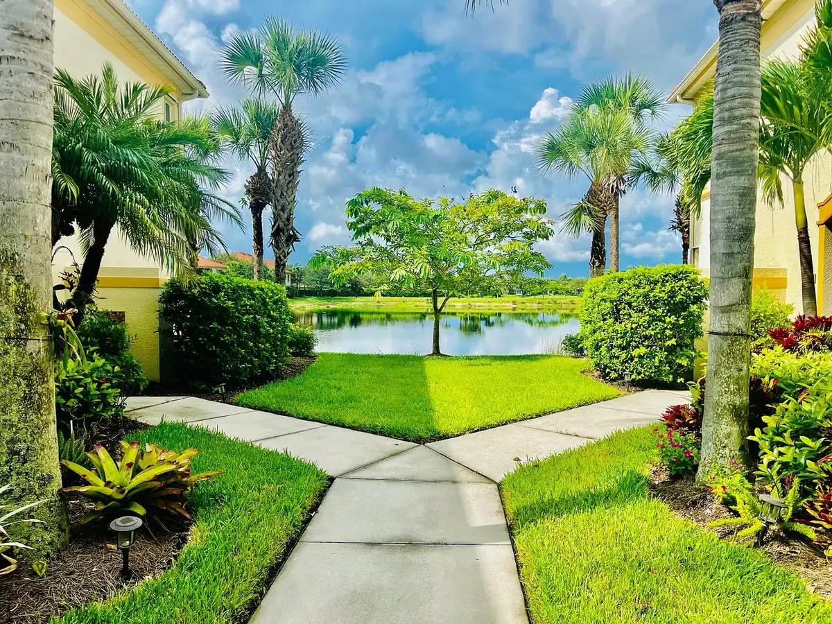 Giardino di una villa con piante e cielo crepuscolare che evoca inquietudine