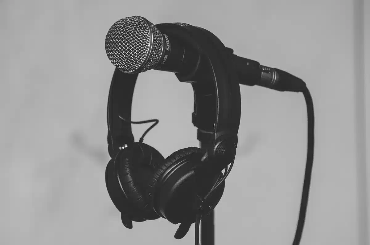 Microfono in uno studio di registrazione durante la sessione di doppiaggio