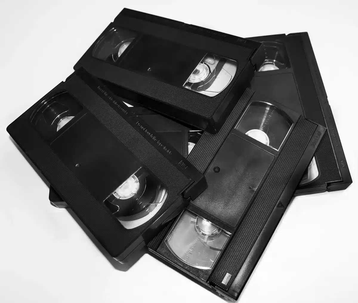 Oggetti retrò come cassette e un giradischi che evocano gli anni '80 e '90