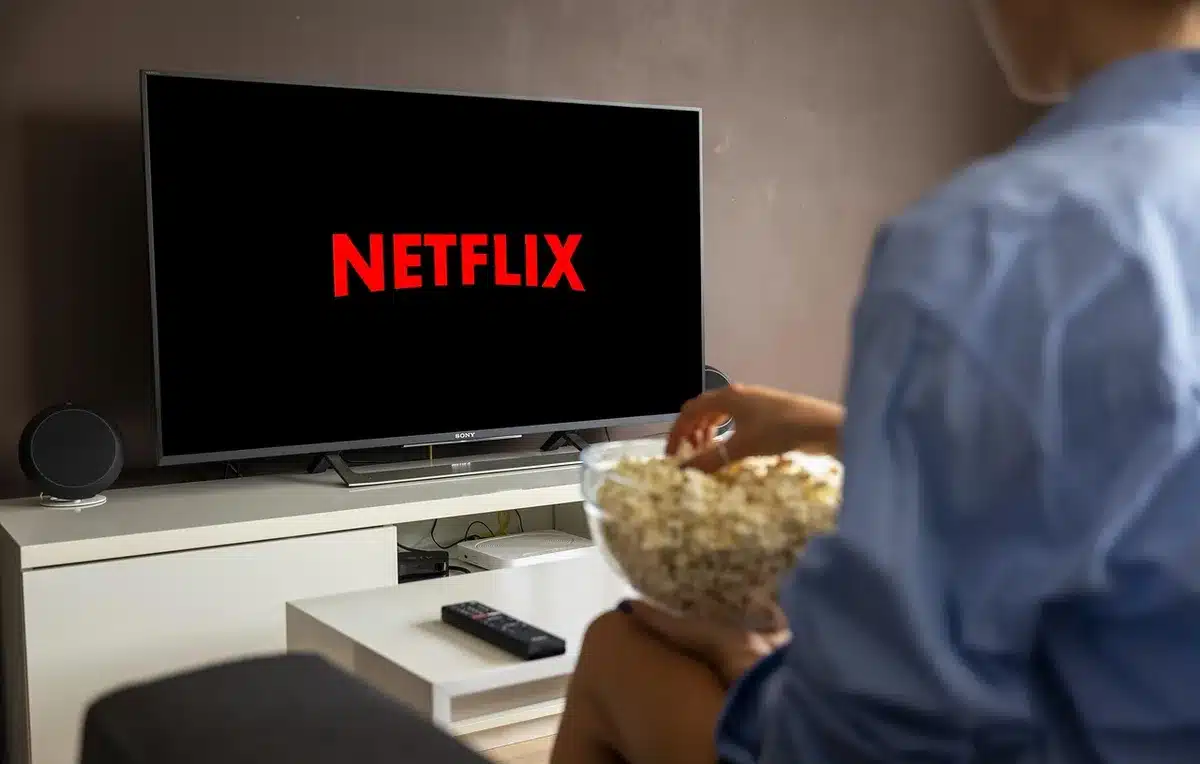 Persone anonime che reagiscono durante la visione di una serie