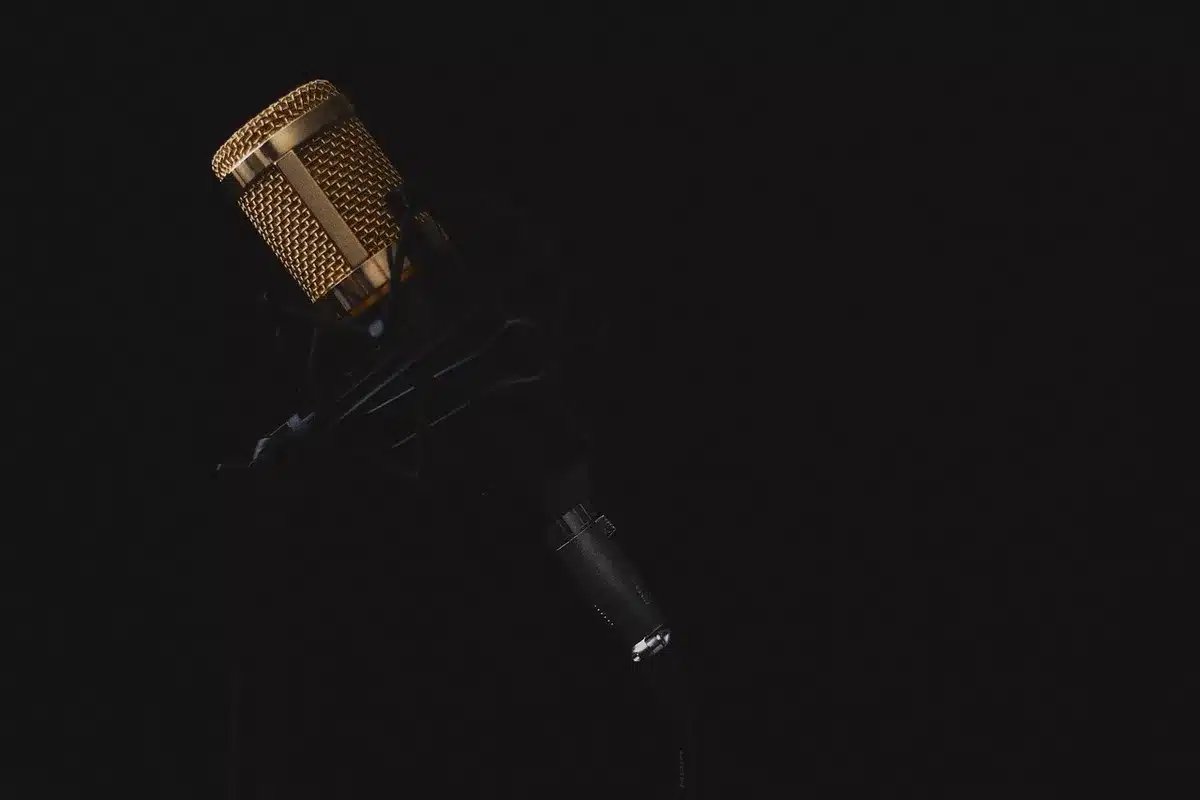 Tecnico del suono al mixer durante la post-produzione