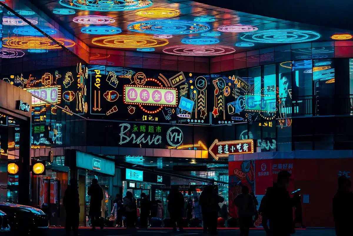 Giovani in una discoteca di provincia durante la notte