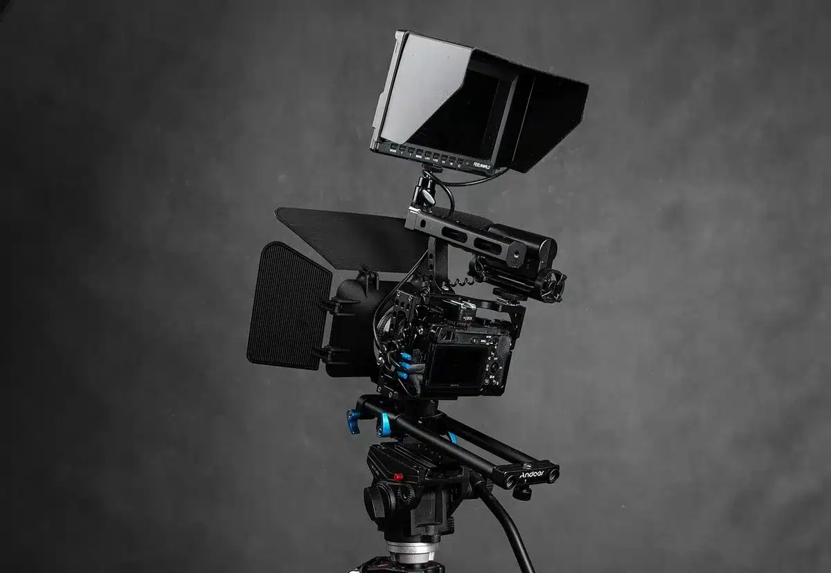 Silhouette anonima su un set cinematografico con attrezzatura e borse