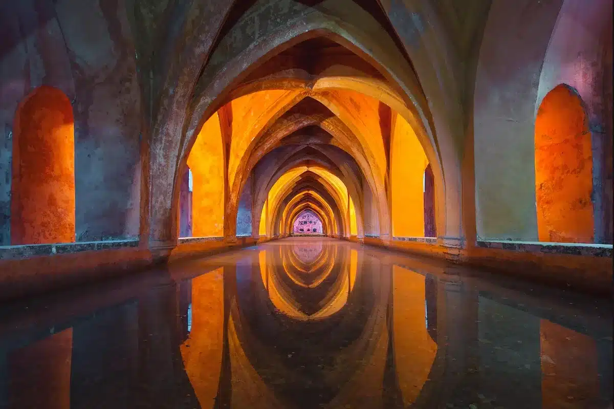 Sala giochi anni Novanta con macchine arcade e luci colorate
