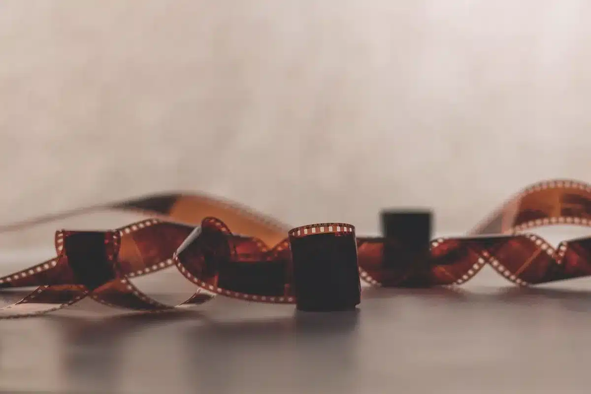 Immagine evocativa di un'ambientazione da film di boxe con ring e luci