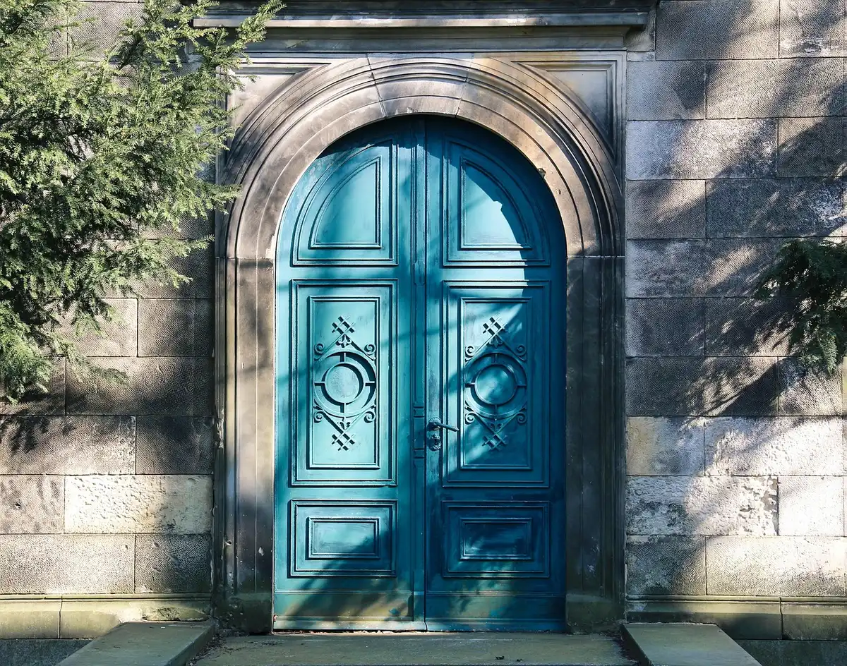 Porta di ascensore danneggiata in un corridoio di palazzo, segni di incidente