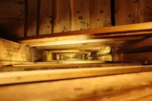 Coppia di silhouette parla sulle scale di un condominio, atmosfera intima e quotidiana
