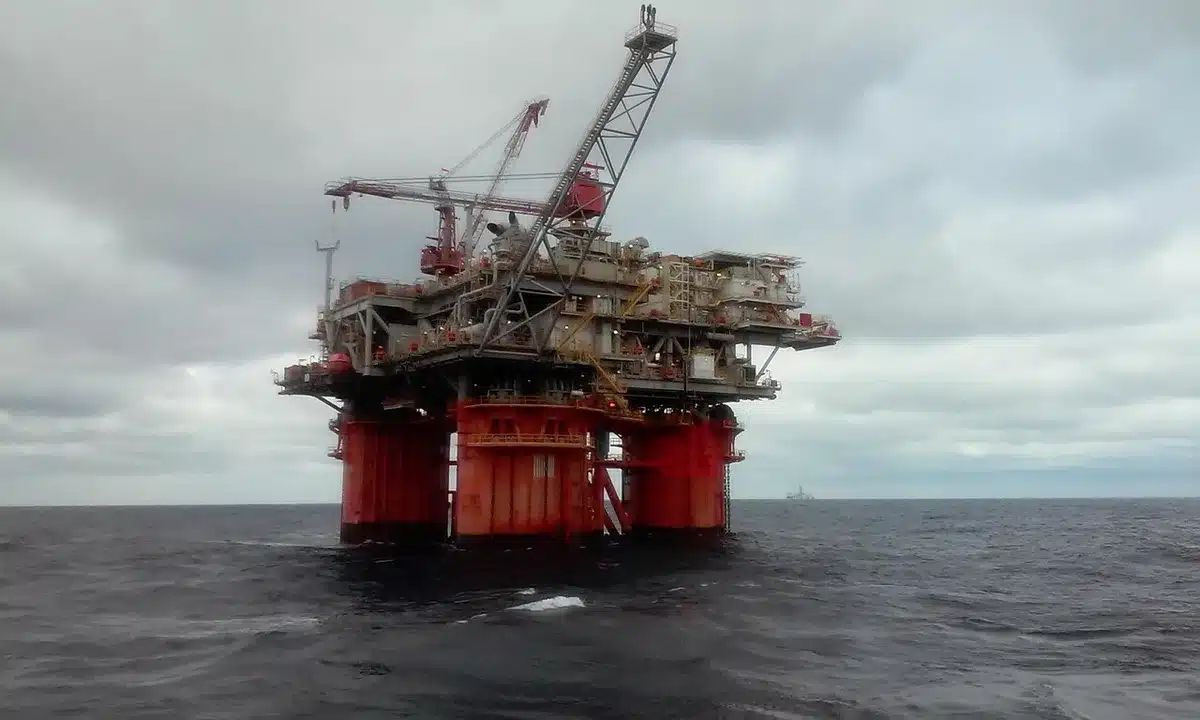 Sagoma di una piattaforma petrolifera in un paesaggio ghiacciato, evocativa di Digger
