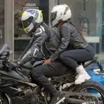 Oggetti ispirati a un eroe tecnologico appoggiati su un muretto in una strada cittadina di notte